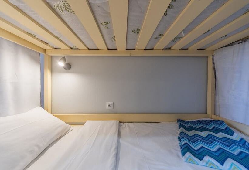 اتاق خانوادگی, Star Home   Hostel