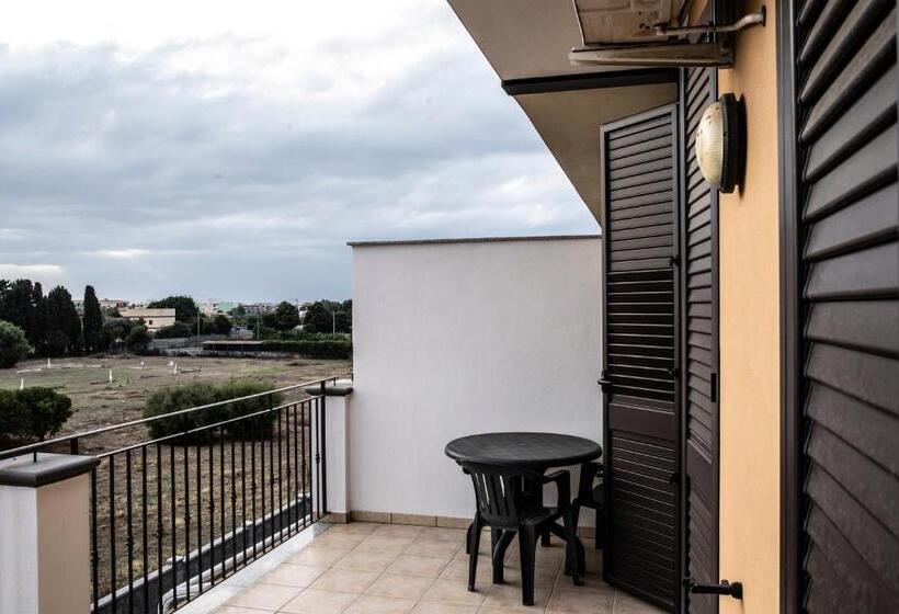 اتاق استاندارد چهارنفره با چشم‌انداز باغ, B&b Caravello