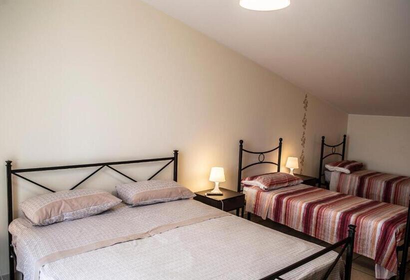 اتاق استاندارد چهارنفره با چشم‌انداز باغ, B&b Caravello