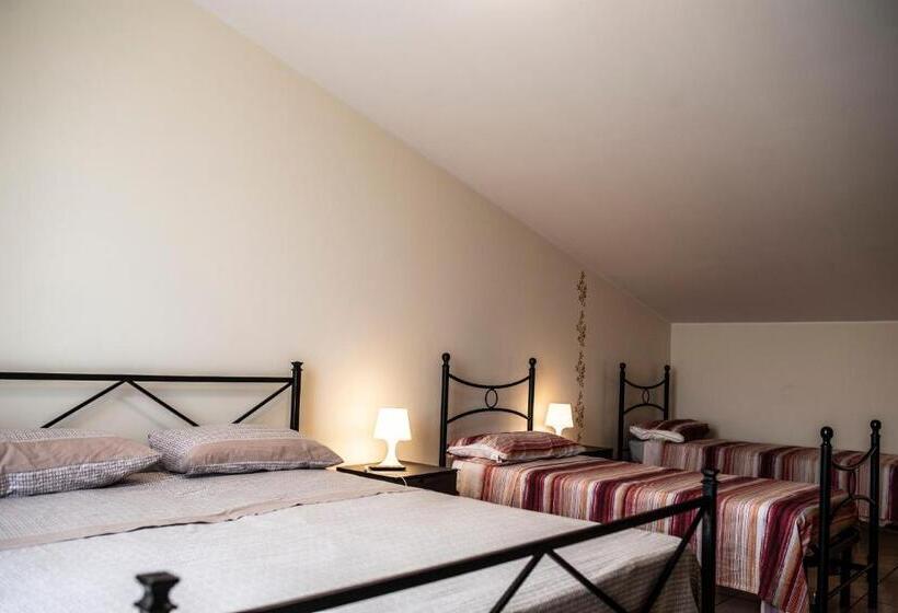اتاق استاندارد چهارنفره با چشم‌انداز باغ, B&b Caravello