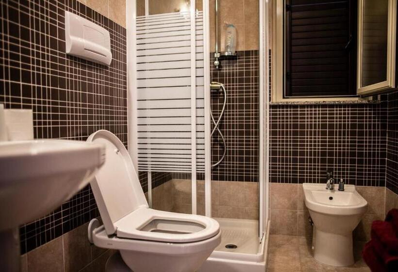 اتاق استاندارد چهارنفره با چشم‌انداز باغ, B&b Caravello
