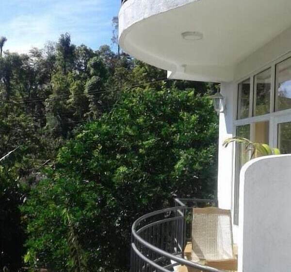 اتاق استاندارد سه تخته با بالکن, Lilly Guest Inn