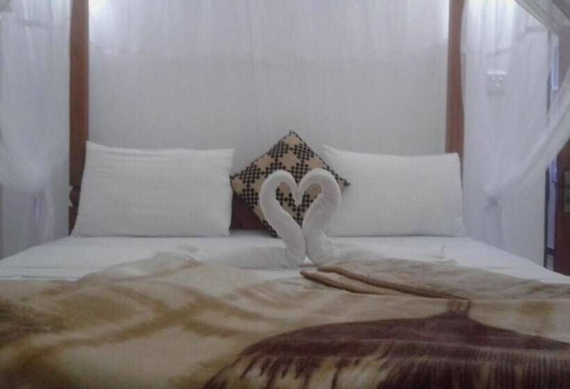 اتاق استاندارد سه تخته با بالکن, Lilly Guest Inn