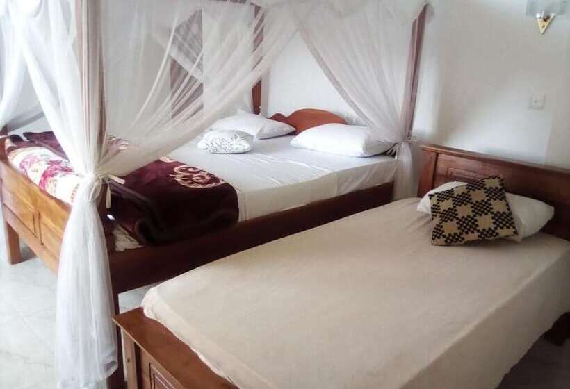 اتاق استاندارد سه تخته با بالکن, Lilly Guest Inn