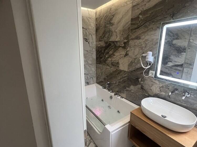اتاق سوپریور با وان آب گرم, Ilio Boutique