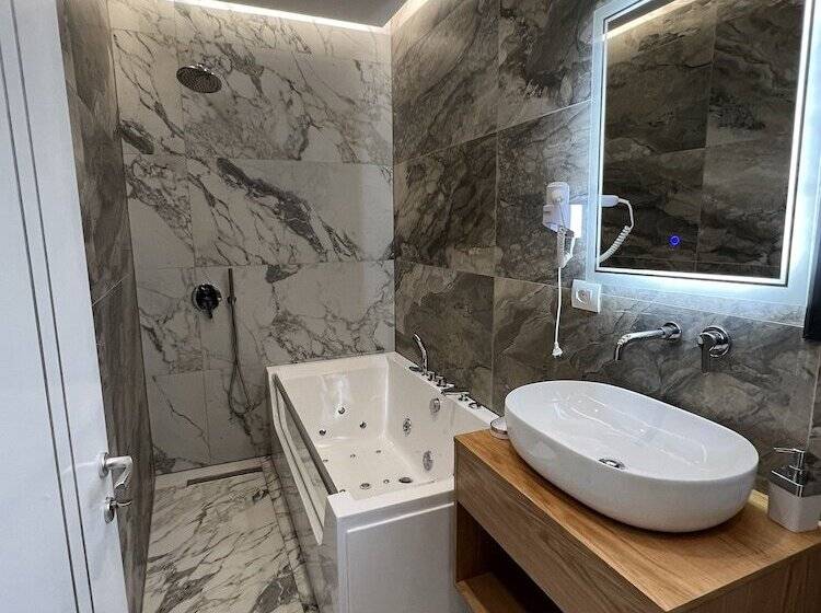 اتاق سوپریور با وان آب گرم, Ilio Boutique