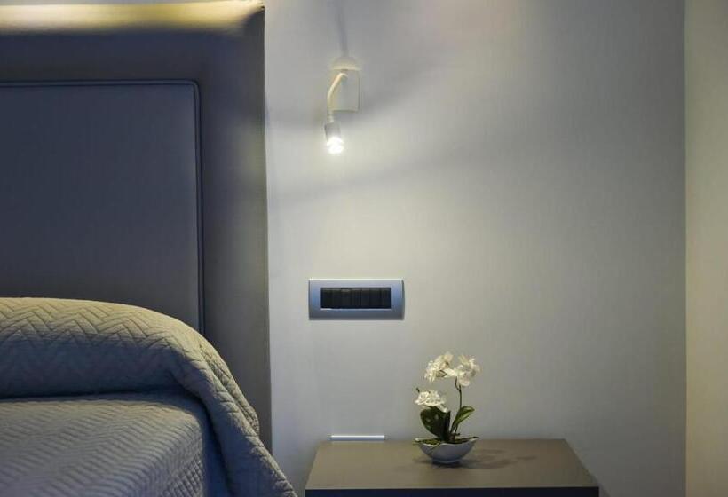 اتاق استاندارد چهارنفره با بالکن, Pompei Inn Ruins B&b Luxury Suite