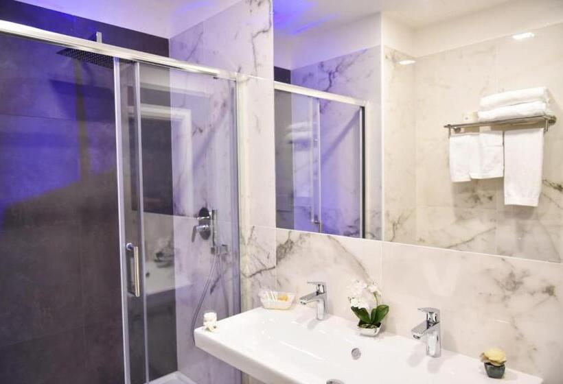 اتاق استاندارد چهارنفره با بالکن, Pompei Inn Ruins B&b Luxury Suite