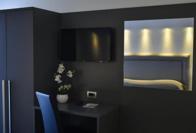 اتاق استاندارد چهارنفره با بالکن, Pompei Inn Ruins B&b Luxury Suite