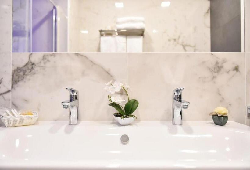 اتاق استاندارد چهارنفره با بالکن, Pompei Inn Ruins B&b Luxury Suite