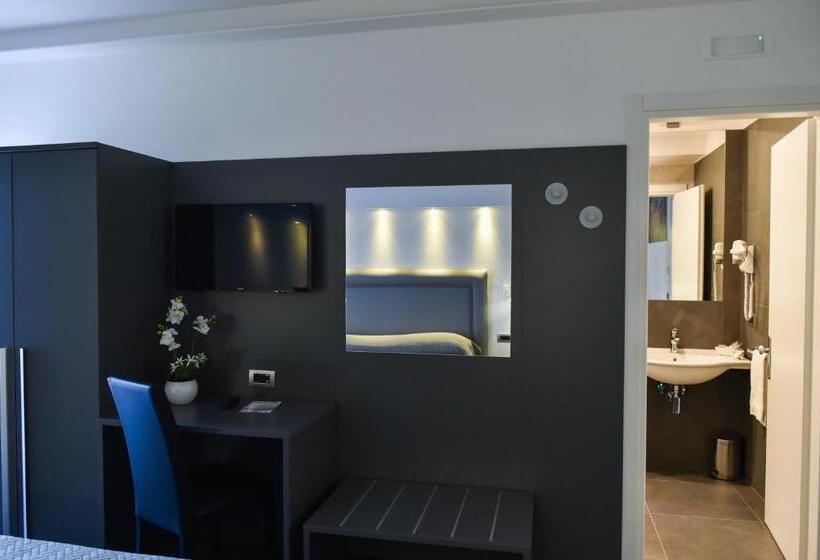 اتاق استاندارد چهارنفره با بالکن, Pompei Inn Ruins B&b Luxury Suite