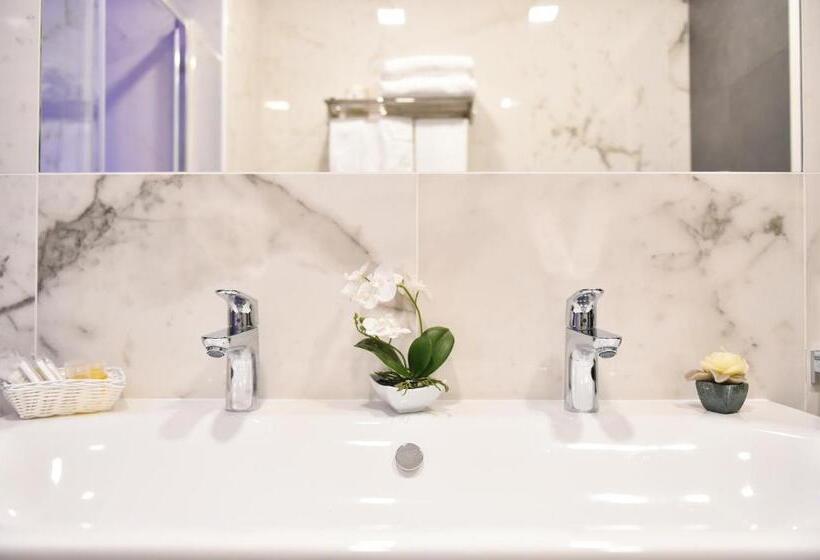 اتاق استاندارد چهارنفره با بالکن, Pompei Inn Ruins B&b Luxury Suite