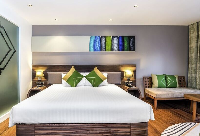 带大床的豪华间, Holiday Inn Resort Phuket Karon Beach, An Ihg