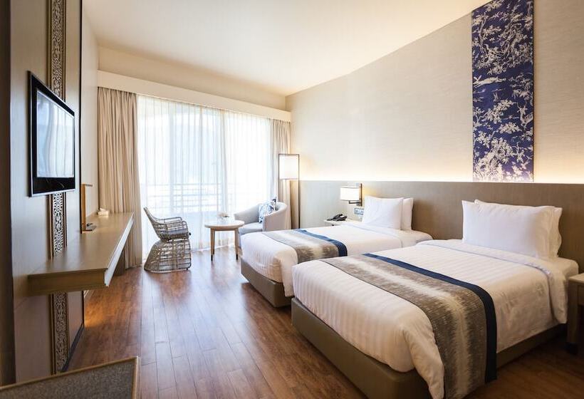 اتاق لوکس سه تخته, The Royal Paradise Hotel & Spa   Sha Extra Plus
