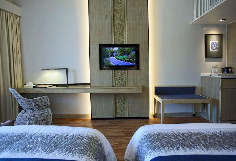 اتاق لوکس سه تخته, The Royal Paradise Hotel & Spa   Sha Extra Plus