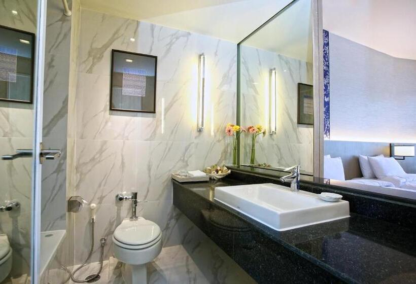 اتاق لوکس سه تخته, The Royal Paradise Hotel & Spa   Sha Extra Plus