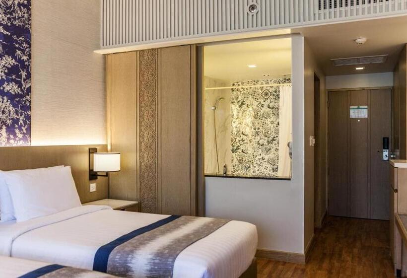 اتاق لوکس سه تخته, The Royal Paradise Hotel & Spa   Sha Extra Plus