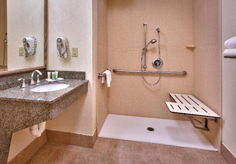 اتاق لوکس با چشم‌انداز استخر, Ramada By Wyndham Phuket Southsea