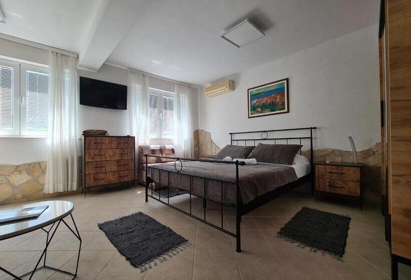 اتاق استاندارد با چشم‌انداز استخر, Bed And Breakfast Villa Klaic