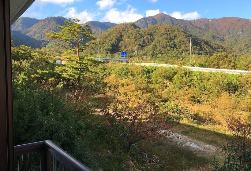 اتاق کلاسیک سه تخته, Biwako Hira