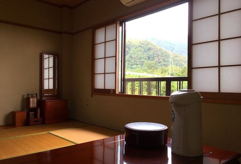 اتاق کلاسیک سه تخته, Biwako Hira