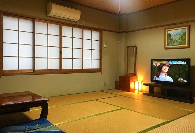 اتاق کلاسیک سه تخته, Biwako Hira