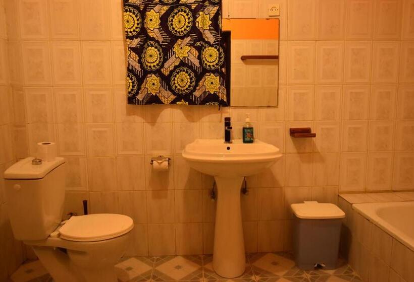 اتاق استاندارد سه تخته با سرویس بهداشتی مشترک, Amahoro Guest House