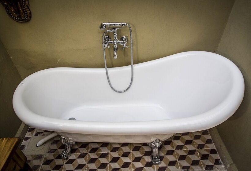 سوییت لوکس, Dar Camelia