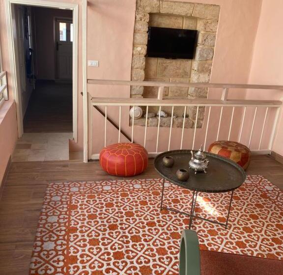 سوئیت با بالکن, Dar Camelia
