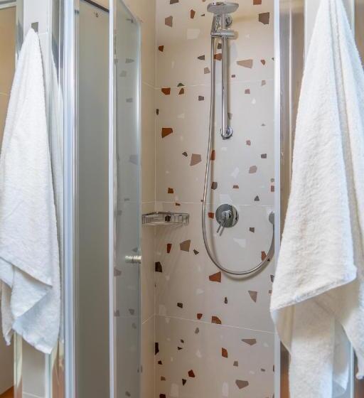 اتاق استاندارد چهارنفره با سرویس بهداشتی مشترک, Intra Muros Hostel