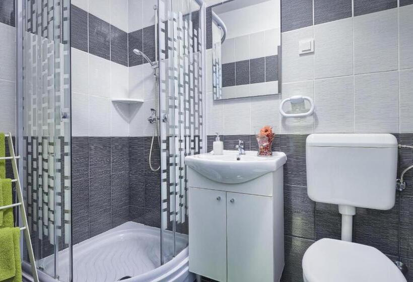 استودیوی استاندارد با چشم‌انداز شهر, Top Center Rooms & Studio