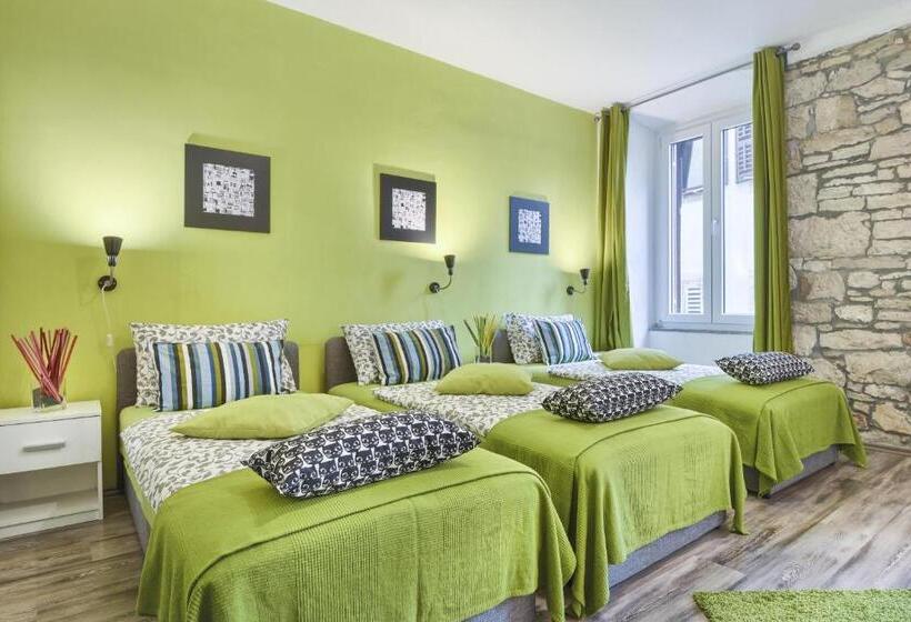 استودیوی استاندارد با چشم‌انداز شهر, Top Center Rooms & Studio