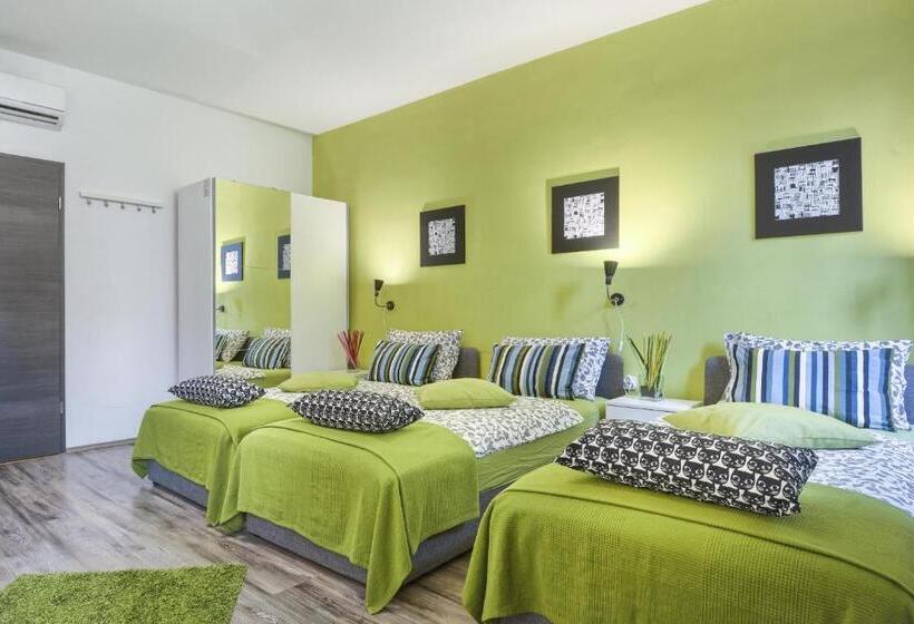 استودیوی استاندارد با چشم‌انداز شهر, Top Center Rooms & Studio