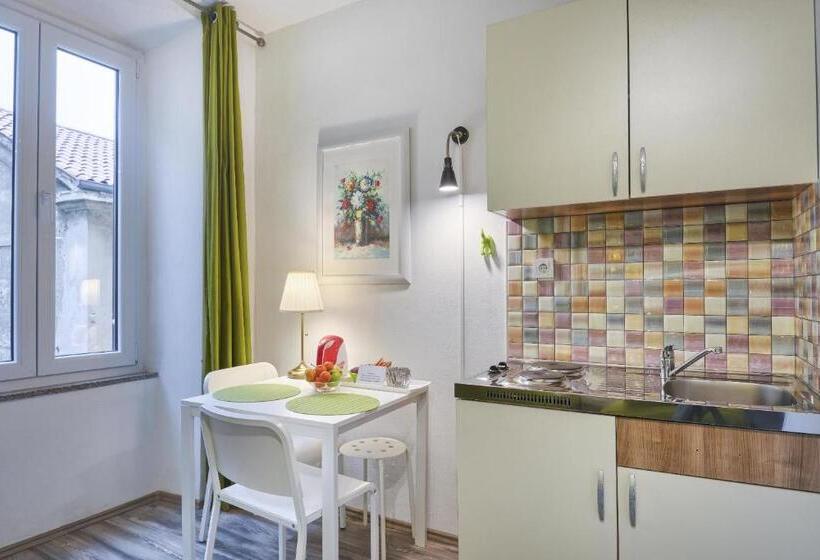 استودیوی استاندارد با چشم‌انداز شهر, Top Center Rooms & Studio