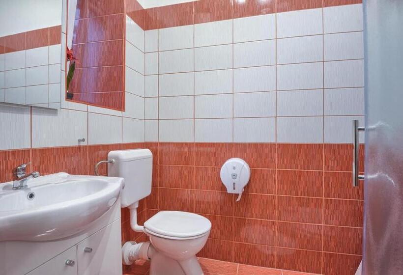 اتاق اکونومی, Top Center Rooms & Studio