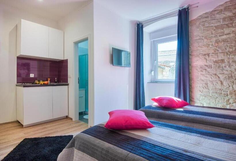 استودیوی استاندارد, Top Center Rooms & Studio