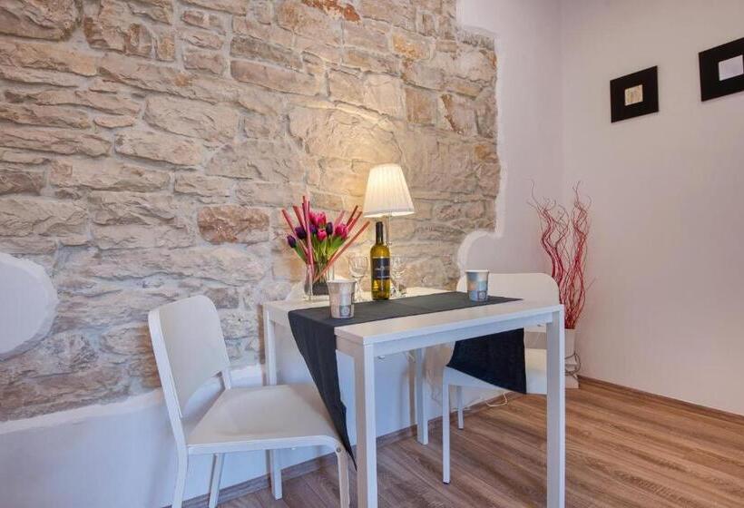 استودیوی استاندارد, Top Center Rooms & Studio