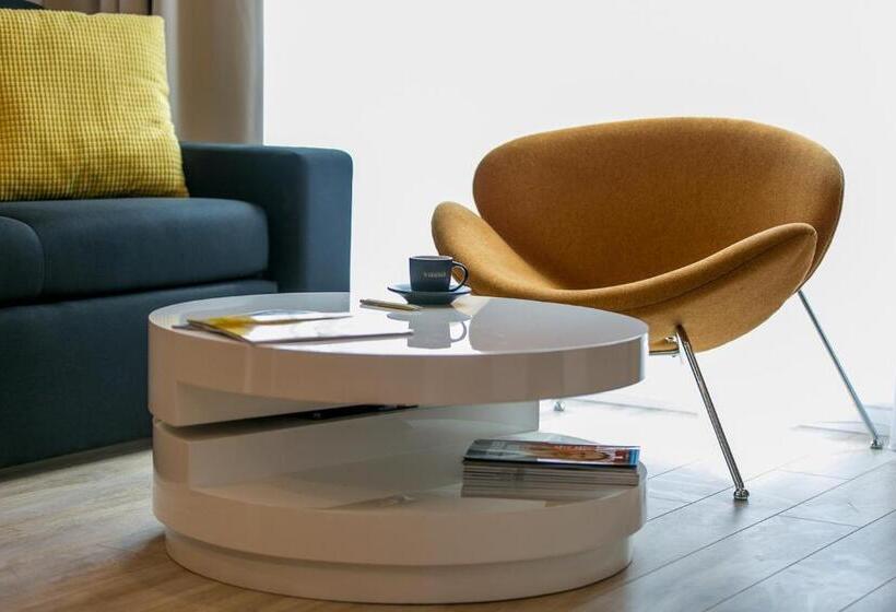 سوییت جونیور, Varsovia Apartamenty Kasprzaka