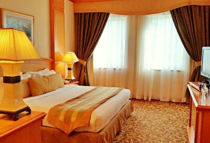 سوییت جونیور, Knight Castle Hotel   Formerly Known As Carlton Palace