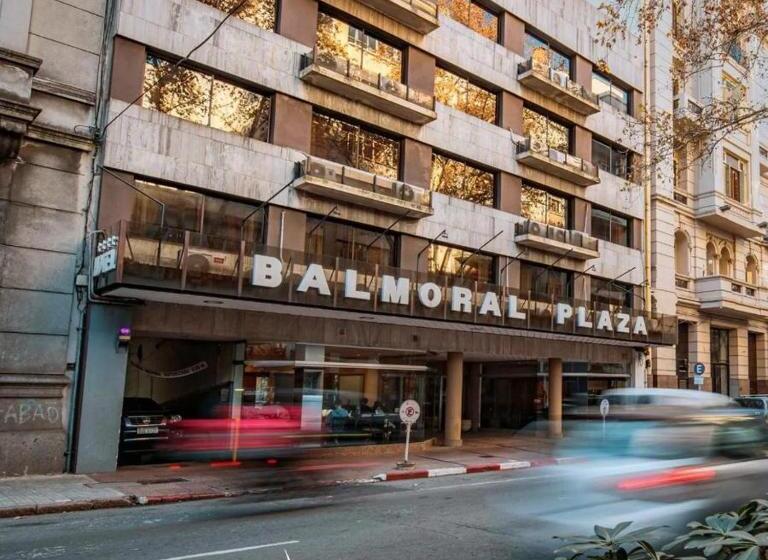 标准三人间, Balmoral Plaza