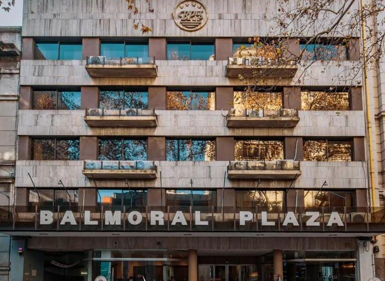 标准三人间, Balmoral Plaza