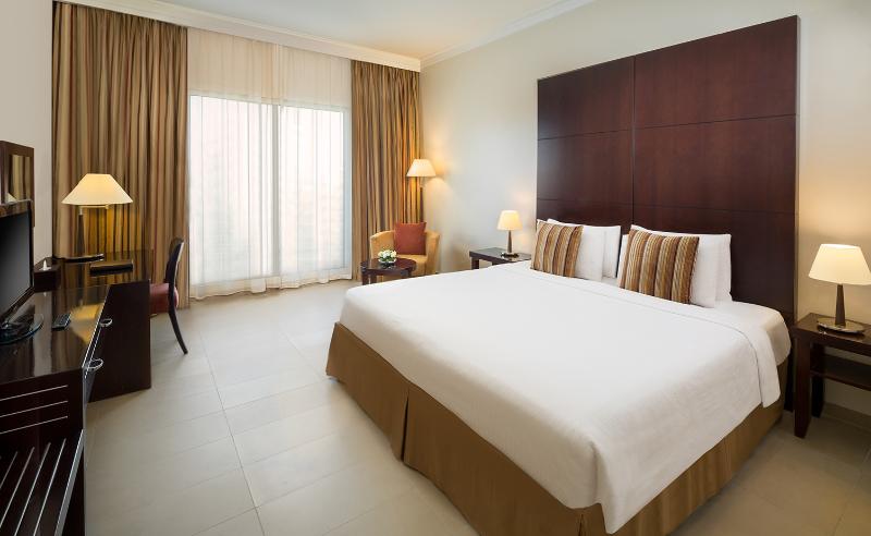 اتاق لوکس با چشم‌انداز استخر, Metropolitan Al Mafraq Hotel
