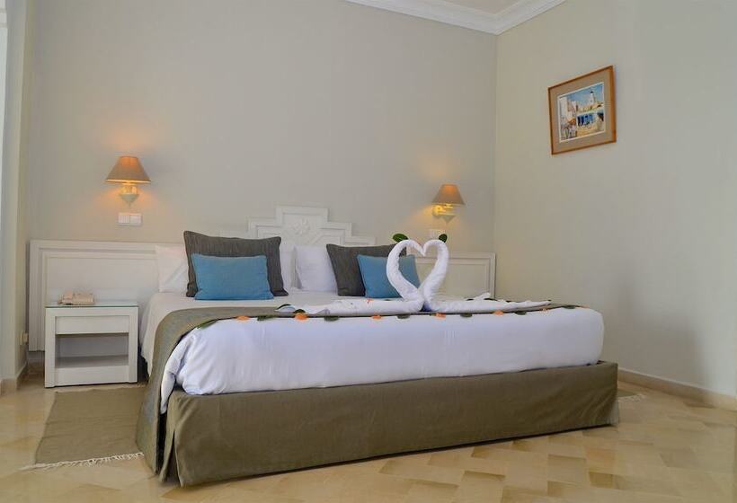 اتاق استاندارد سه نفره, Royal Garden Palace   Families And Couples