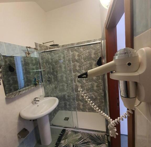 اتاق اکونومی, The Stunning B&b