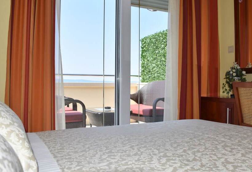 اتاق استاندارد با تراس و چشم‌انداز دریا, Villa Mila
