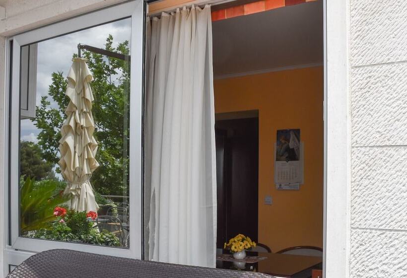 1 Bedroom Apartment with Terrace Sea View, Villa Mila