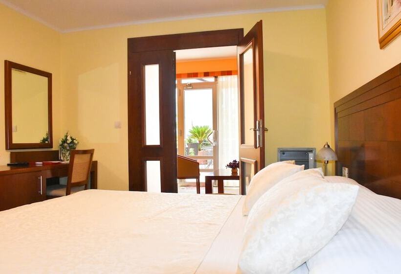 1 Bedroom Apartment with Terrace Sea View, Villa Mila