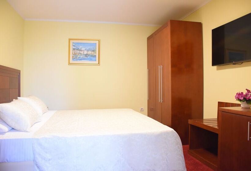 1 Bedroom Apartment with Terrace Sea View, Villa Mila
