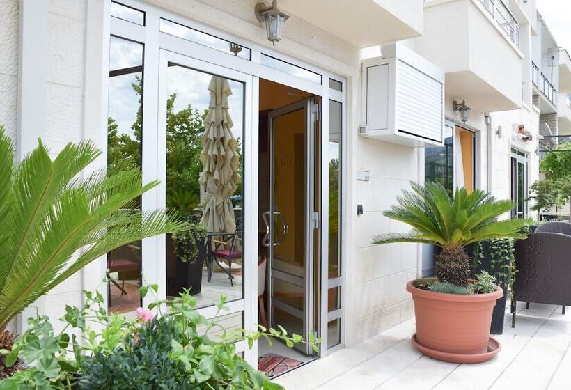 1 Bedroom Apartment with Terrace Sea View, Villa Mila