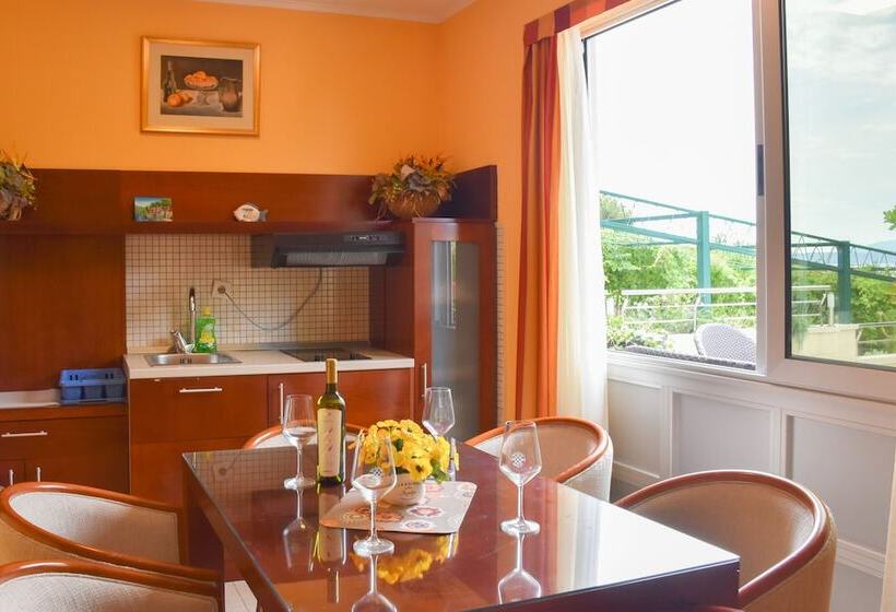 1 Bedroom Apartment with Terrace Sea View, Villa Mila